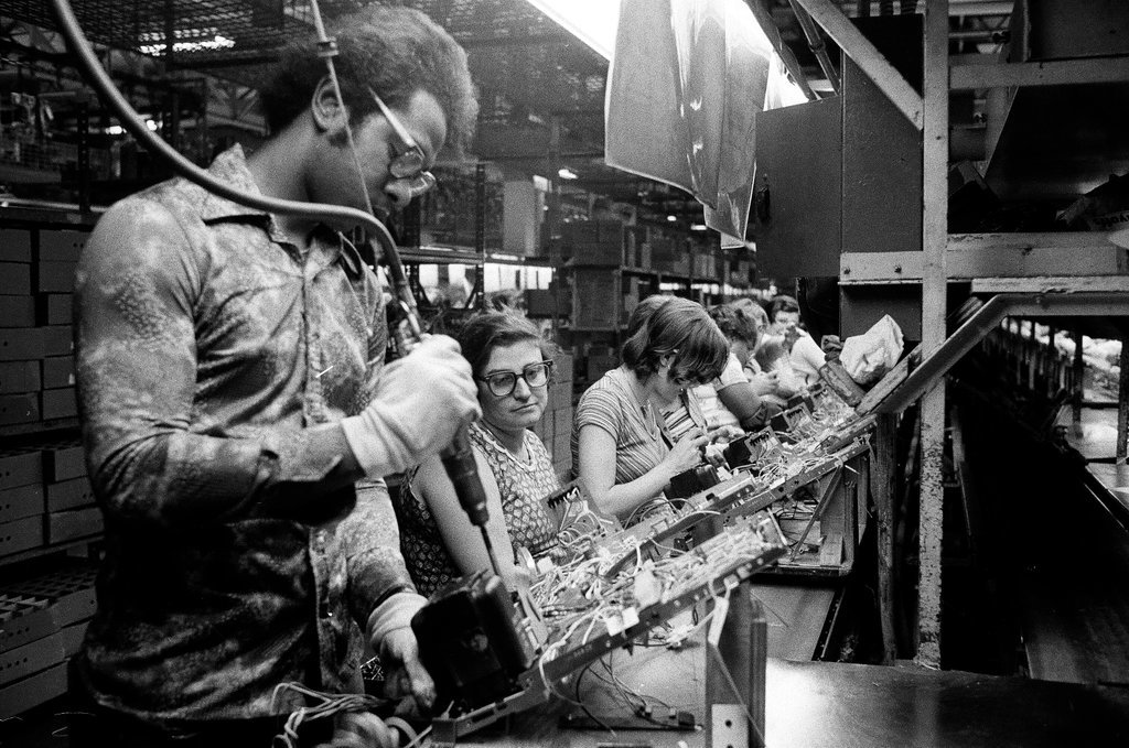 Workers at Zenith plant - Chicago Sun-Times