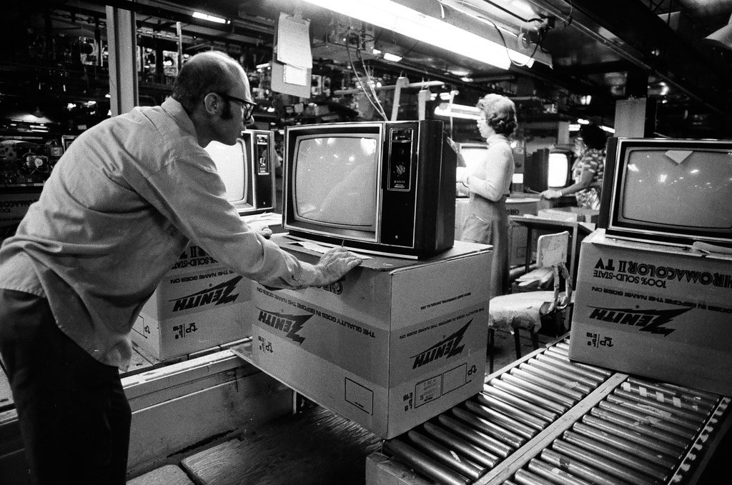 Workers at Zenith plant - Chicago Sun-Times