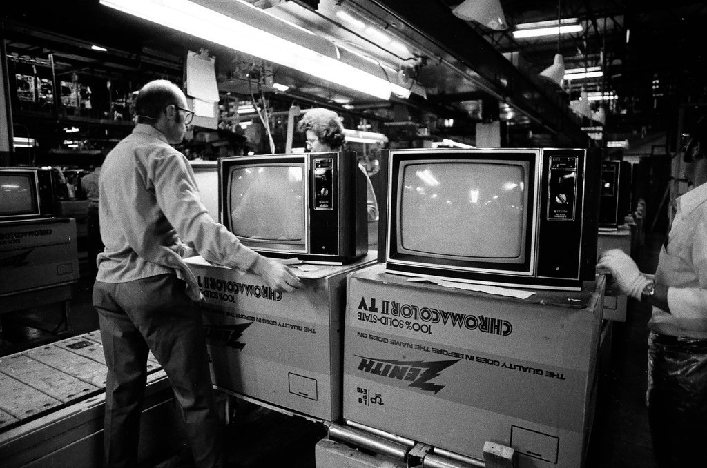 Workers at Zenith plant - Chicago Sun-Times