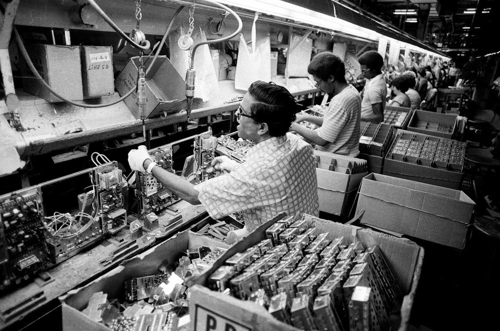 Workers at Zenith plant - Chicago Sun-Times