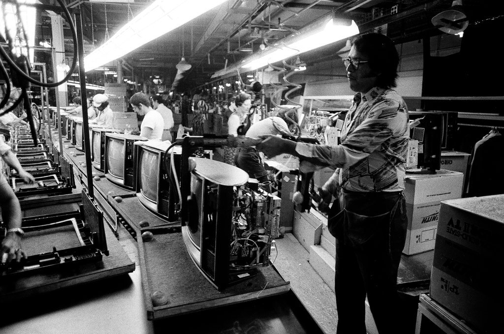 Workers at Zenith plant - Chicago Sun-Times