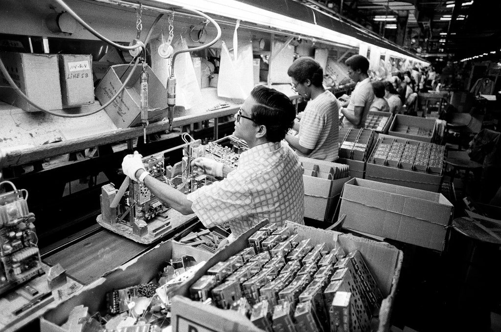 Workers at Zenith plant - Chicago Sun-Times