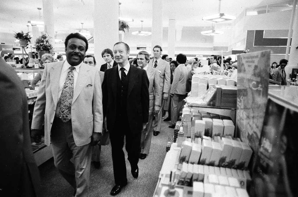 Mayor Bilandic tours Sears with Winnie the Pooh - James DePree for Chicago Sun-Times
