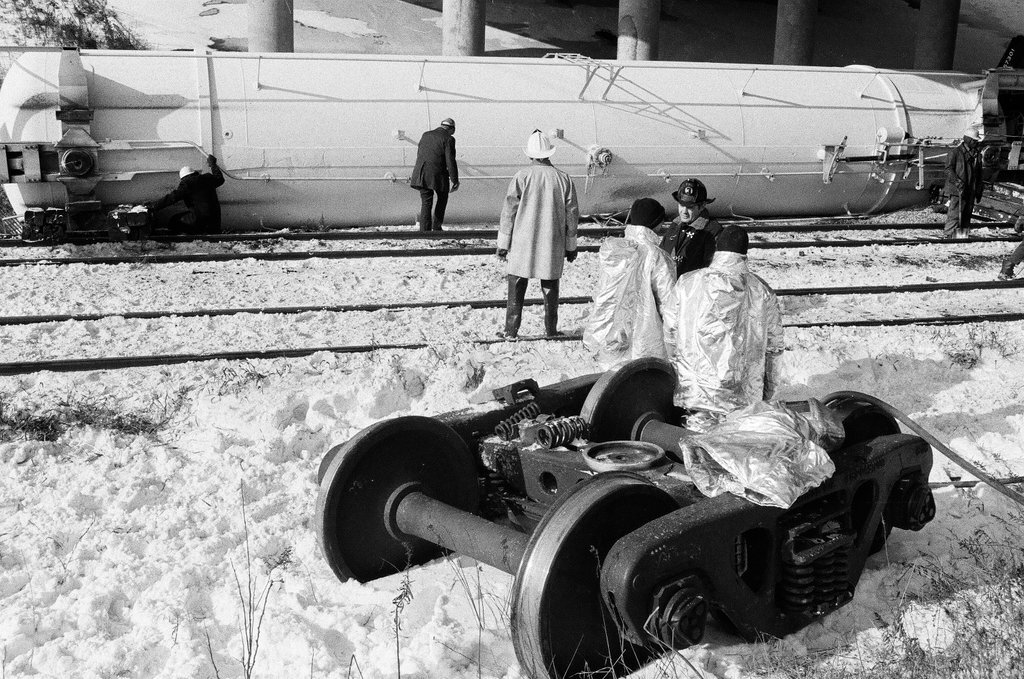 Tanker train car derailed under Stevenson Expressway - Jerry Tomaselli for Chicago Sun-Times