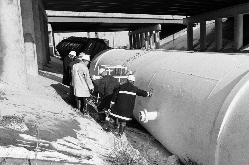 Tanker train car derailed under Stevenson Expressway - Jerry Tomaselli for Chicago Sun-Times