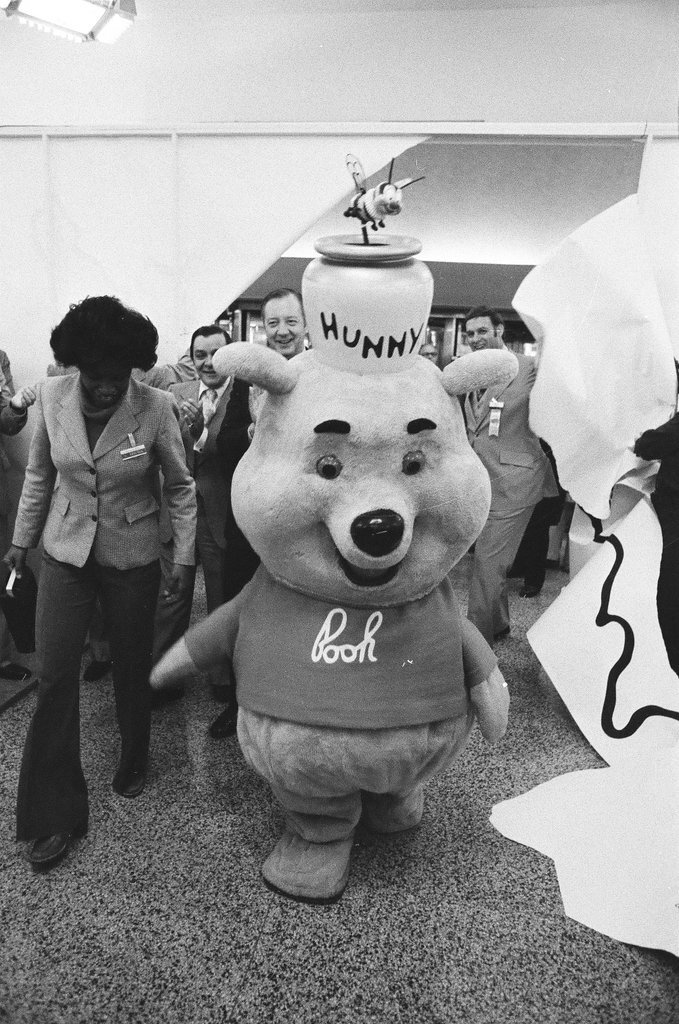 Mayor Bilandic tours Sears with Winnie the Pooh - James DePree for Chicago Sun-Times