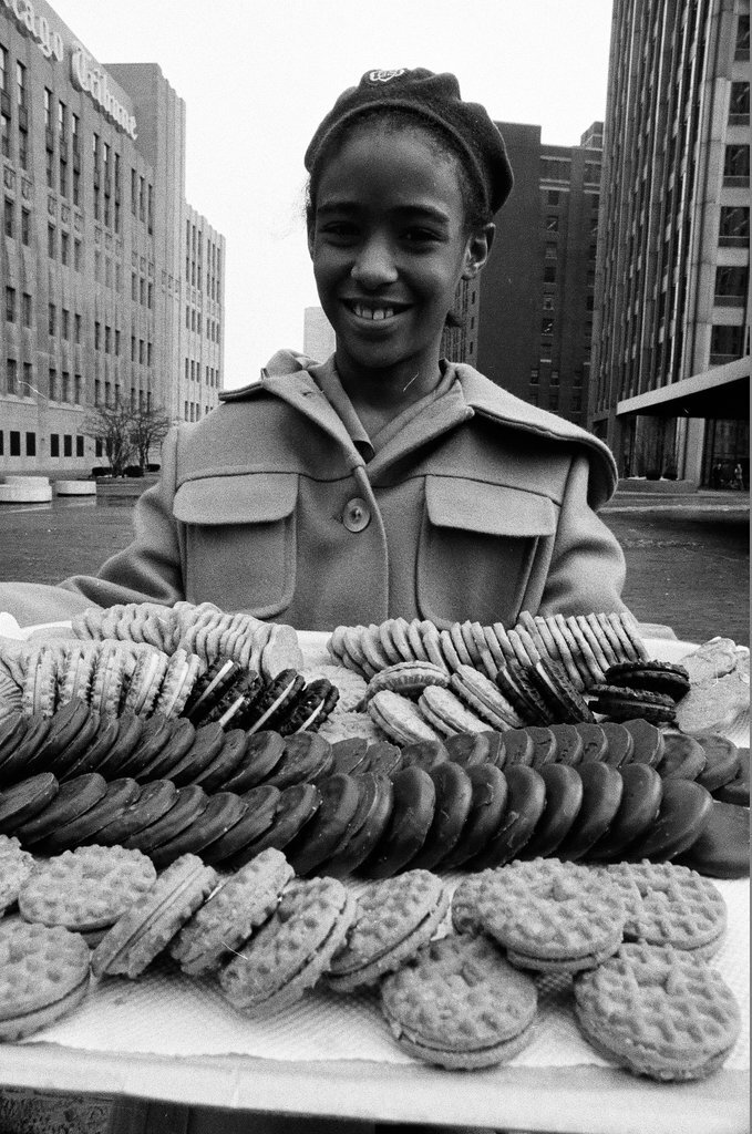 Girl Scouts offer cookie samples on Michigan Avenue - James (Jim) Klepitsch for Chicago Sun-Times