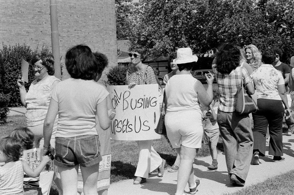 First day of busing at Dawes Elementary School - Jack Lenahan for Chicago Sun-Times