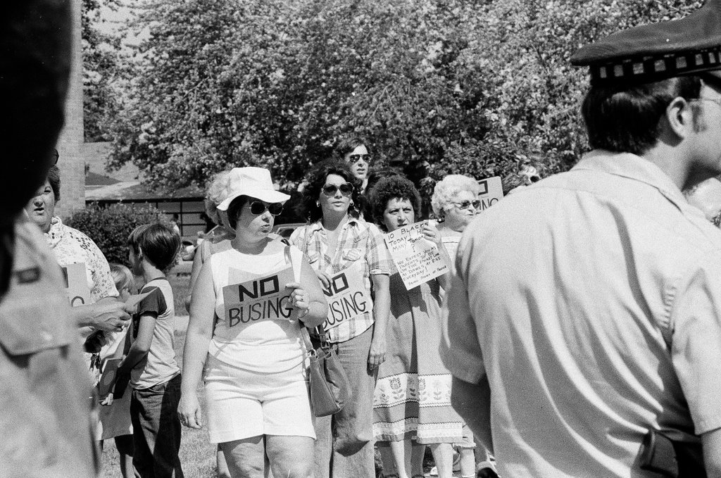 First day of busing at Dawes Elementary School - Jack Lenahan for Chicago Sun-Times