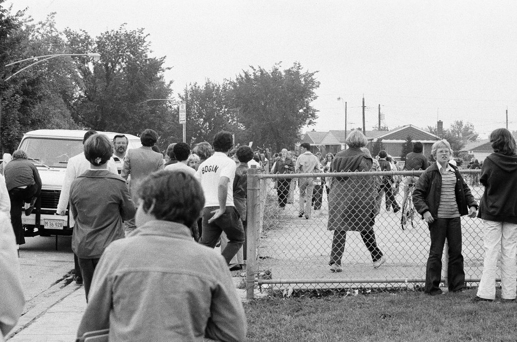 People protest busing at Stevenson School - Gene Pesek for Chicago Sun-Times