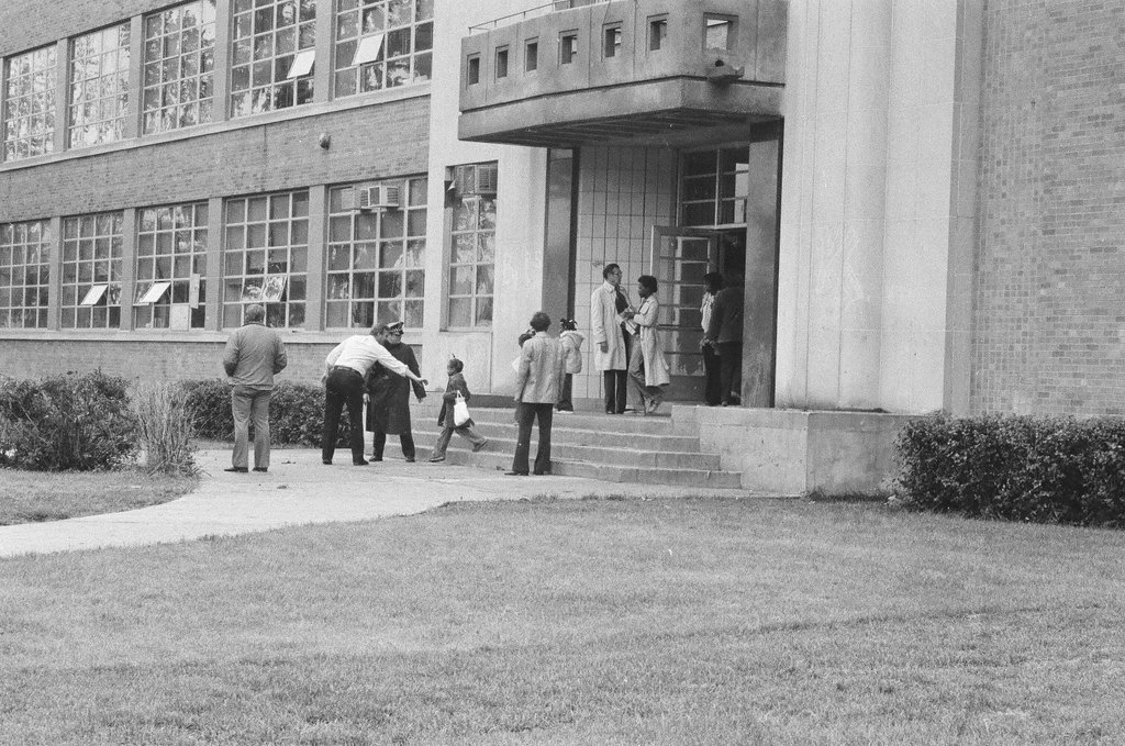 People protest busing at Stevenson School - Gene Pesek for Chicago Sun-Times