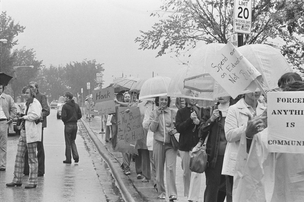 People protest busing at Stevenson School - Gene Pesek for Chicago Sun-Times