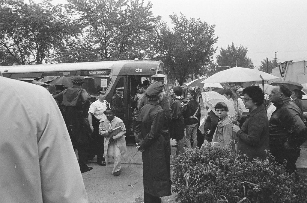 People protest busing at Stevenson School - Gene Pesek for Chicago Sun-Times
