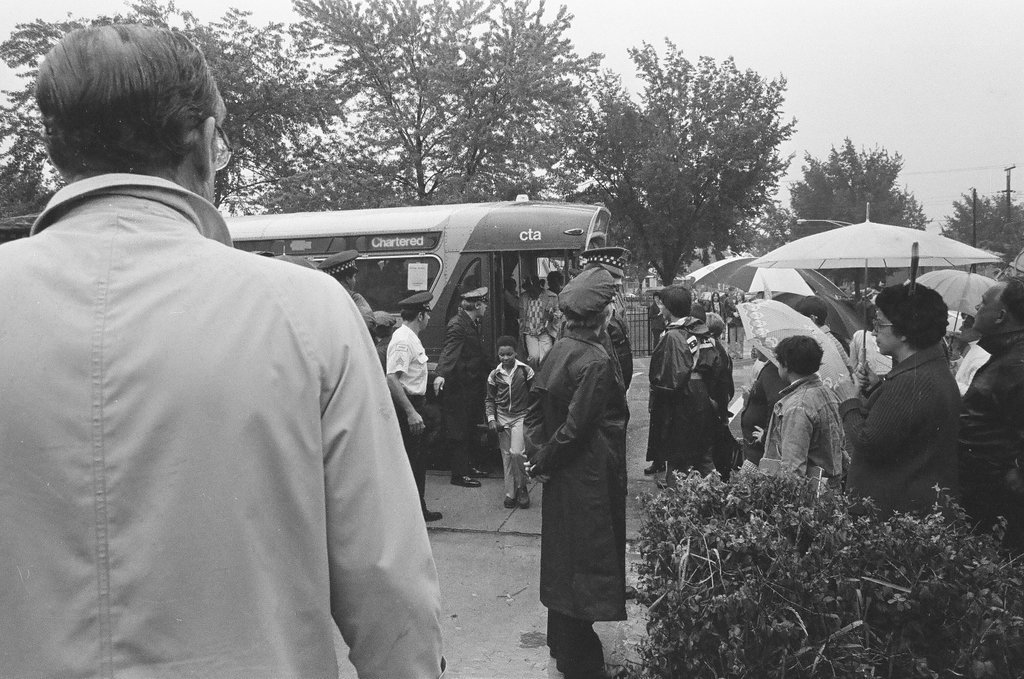 People protest busing at Stevenson School - Gene Pesek for Chicago Sun-Times