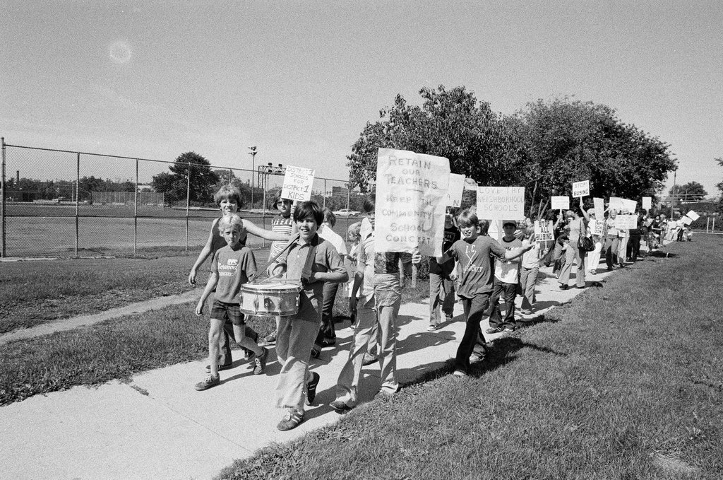 Northwest side group protest busing with picket signs - Jim Frost for Chicago Sun-Times