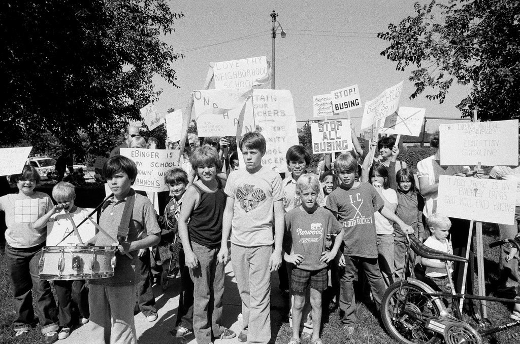 Northwest side group protest busing with picket signs - Jim Frost for Chicago Sun-Times