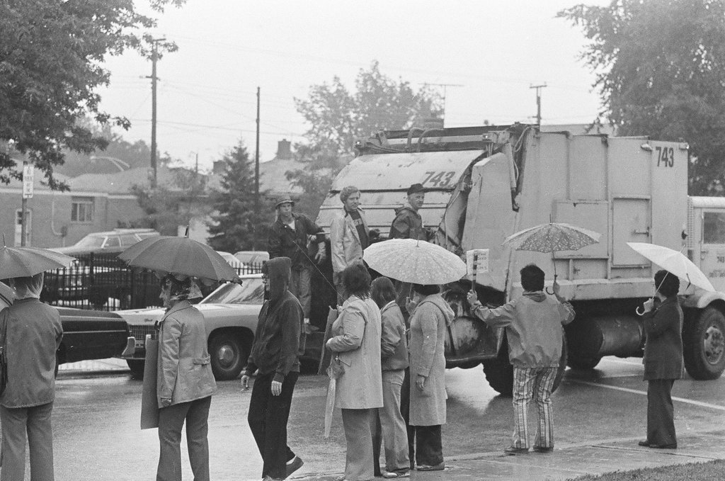 People protest busing at Stevenson School - Gene Pesek for Chicago Sun-Times