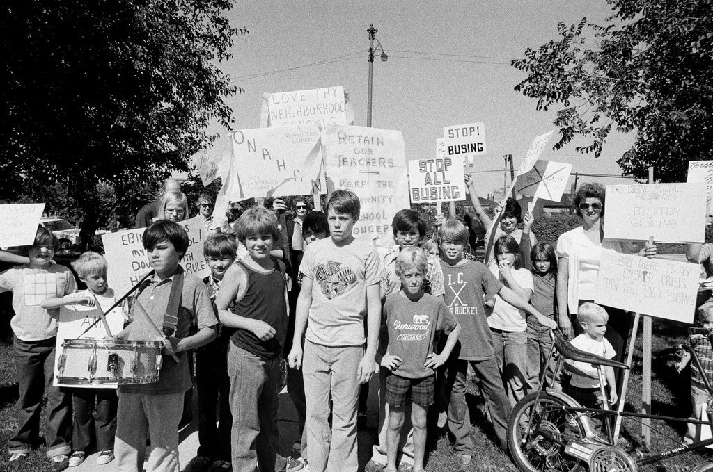 Northwest side group protest busing with picket signs - Jim Frost for Chicago Sun-Times