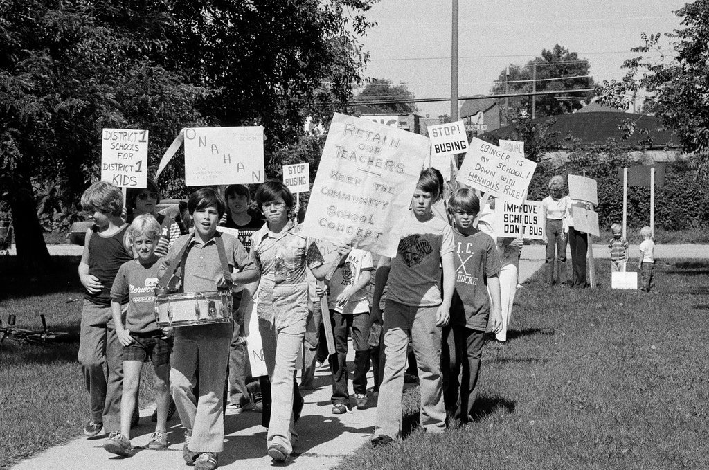 Northwest side group protest busing with picket signs - Jim Frost for Chicago Sun-Times