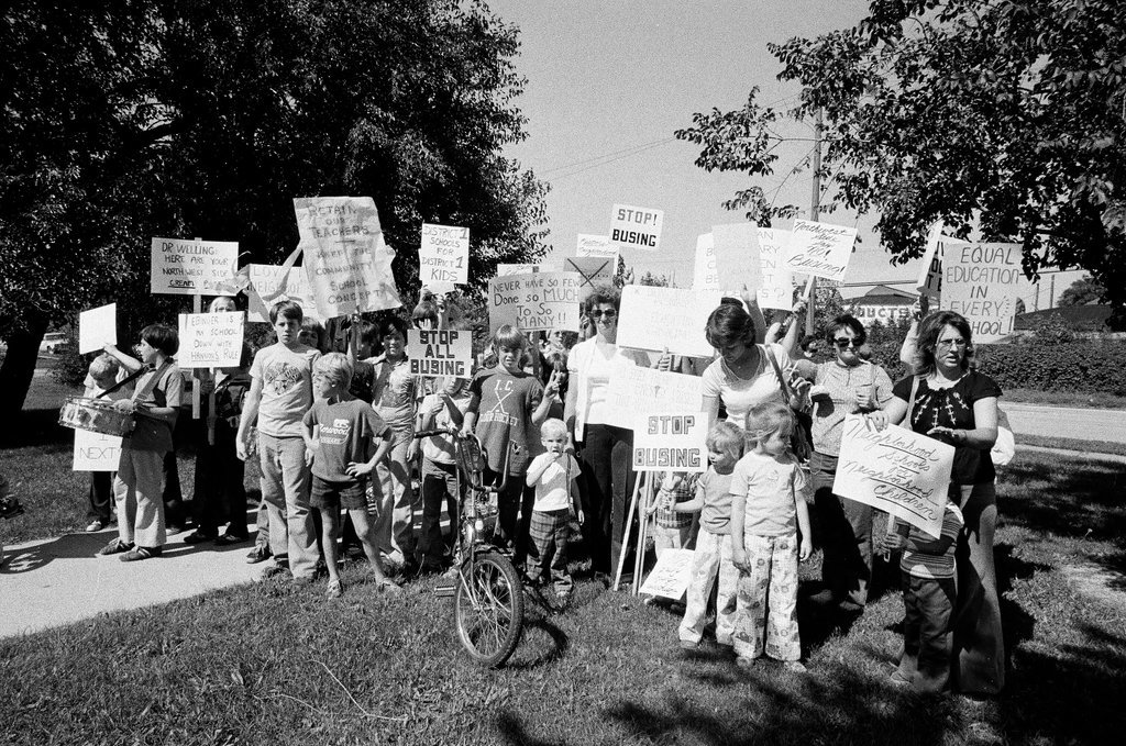 Northwest side group protest busing with picket signs - Jim Frost for Chicago Sun-Times