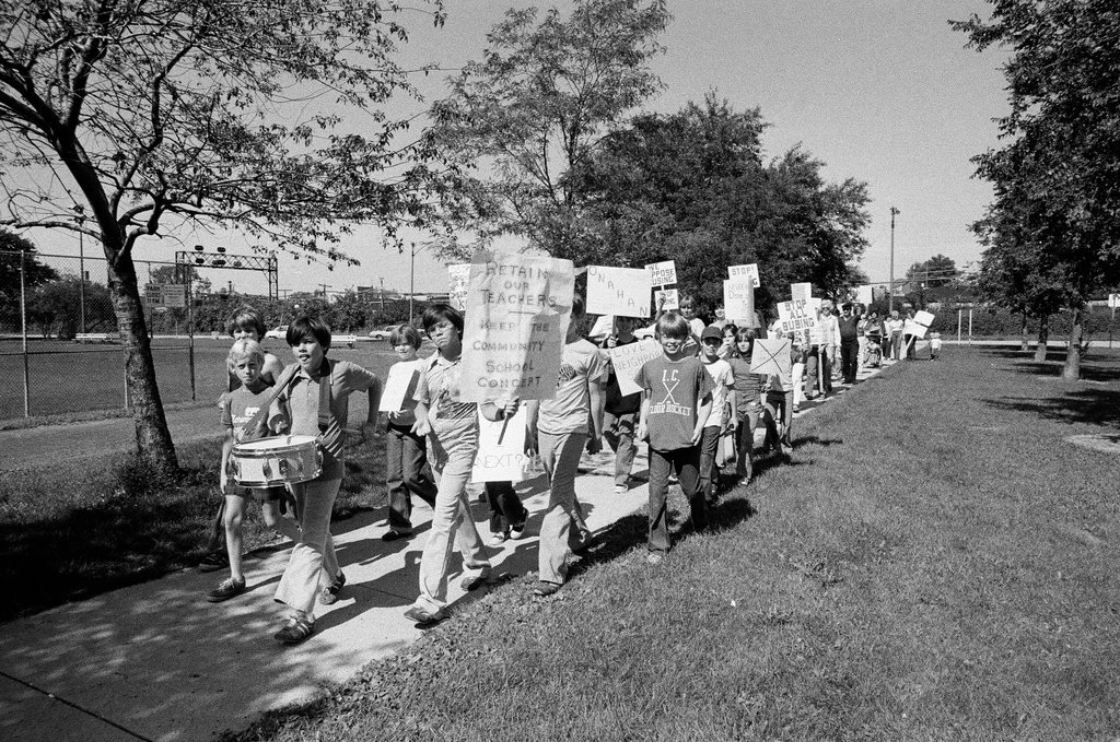 Northwest side group protest busing with picket signs - Jim Frost for Chicago Sun-Times