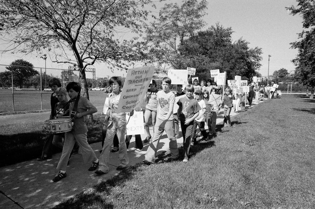 Northwest side group protest busing with picket signs - Jim Frost for Chicago Sun-Times