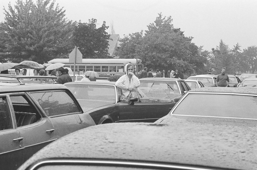 People protest busing at Stevenson School - Gene Pesek for Chicago Sun-Times