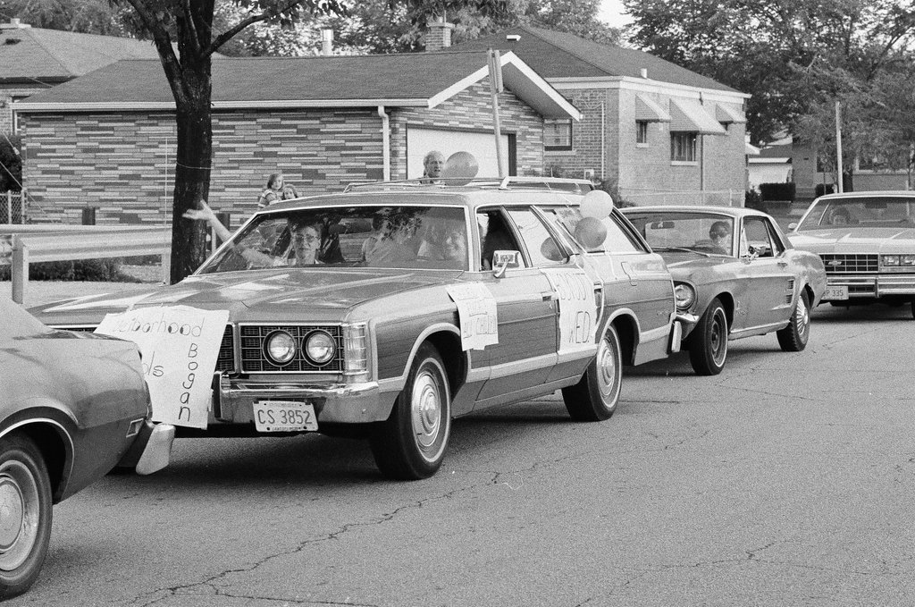 Cars leave Bogan High School boycotting class - Jack Lenahan for Chicago Sun-Times
