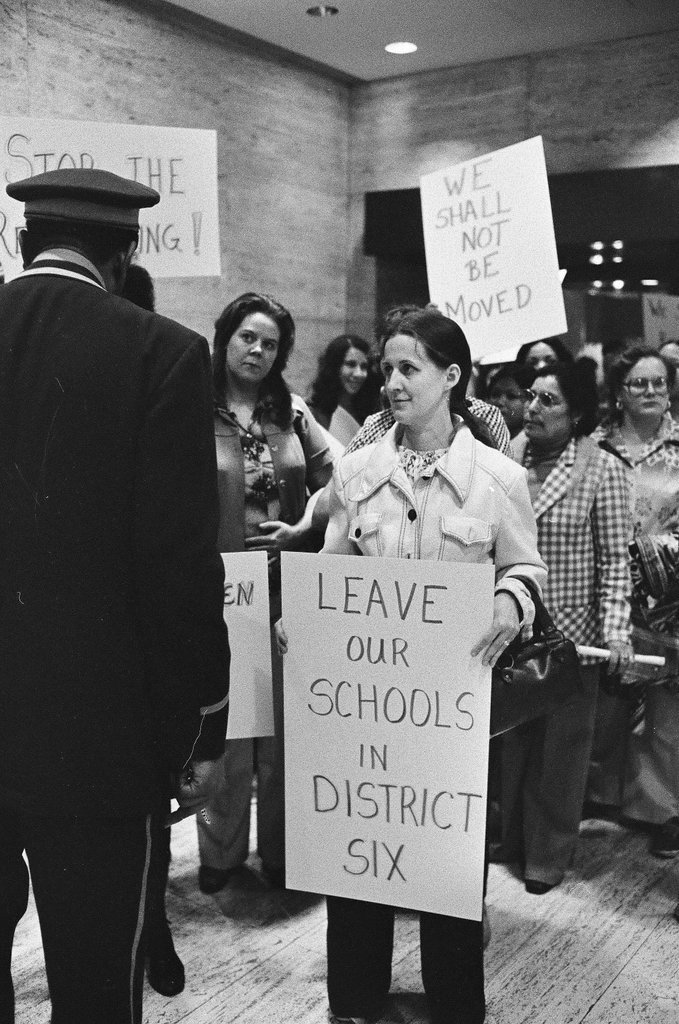 Parents protest busing at Hancock Center - Martha Hartnett for Chicago Sun-Times