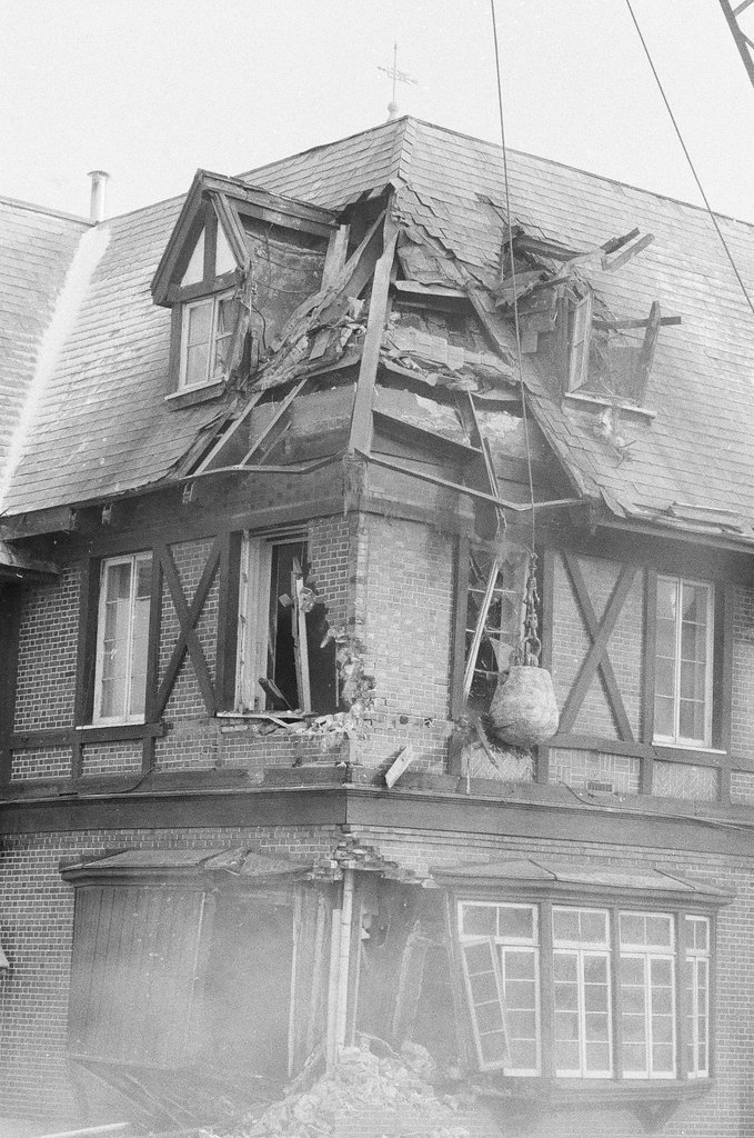 Stock Yard Inn being demolished - James DePree for Chicago Sun-Times