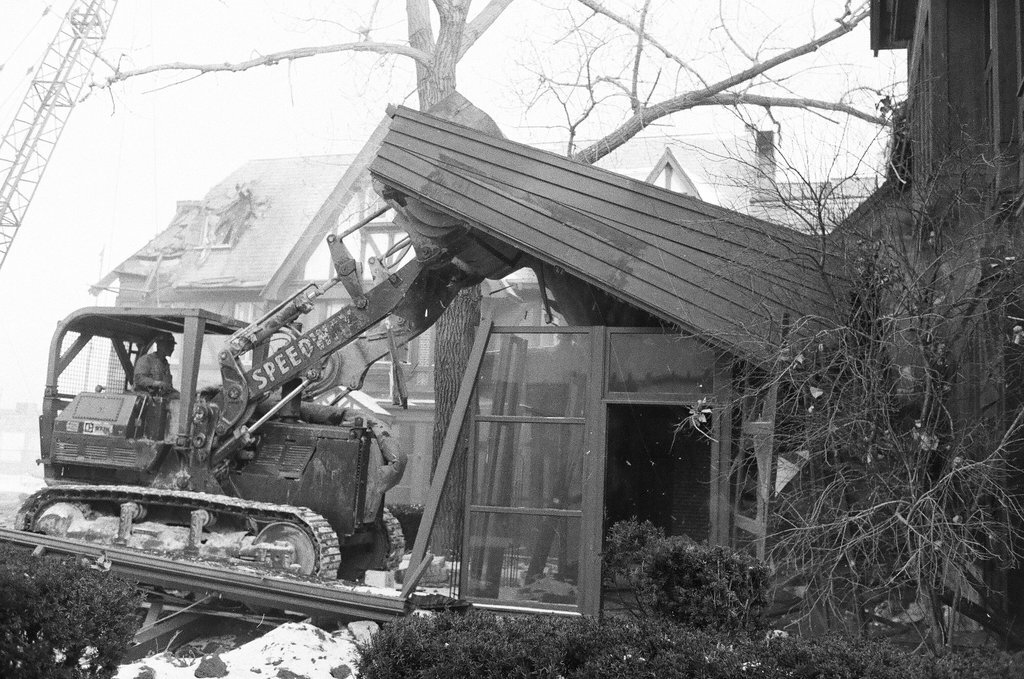 Stock Yard Inn being demolished - James DePree for Chicago Sun-Times
