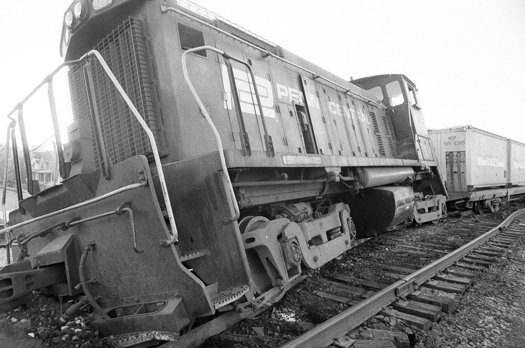 Penn Central train engine derailed - Chicago Sun-Times