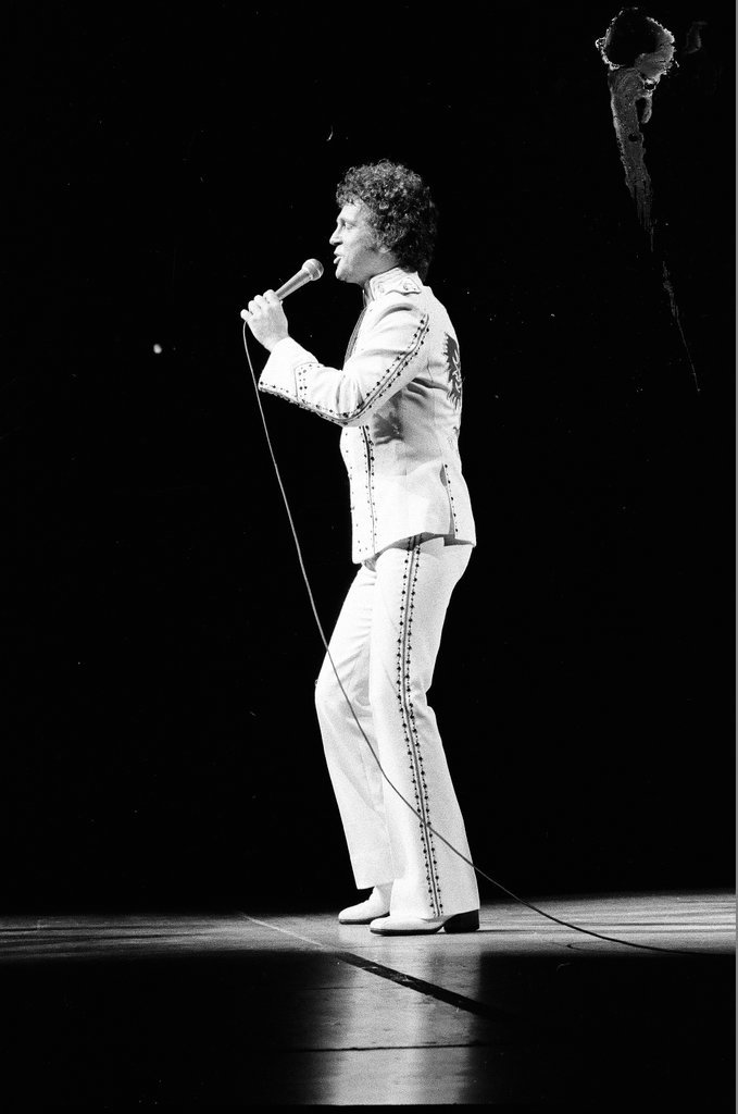 Richard J. Daley and family attend Bobby Vinton concert - John Tweedle for Chicago Sun-Times