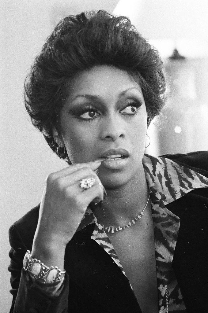 Lola Falana sitting on a couch - Fred Stein for Chicago Daily News