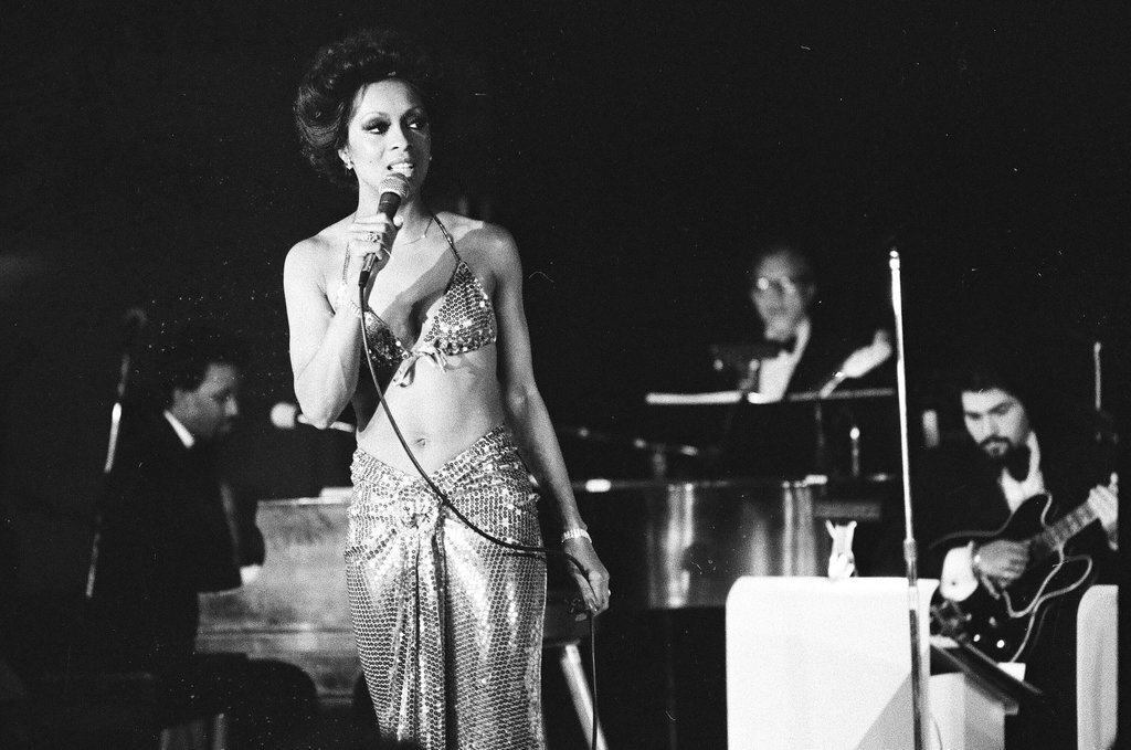 Lola Falana performs at the Blue Max - Randy B. Leffingwell for Chicago Sun-Times