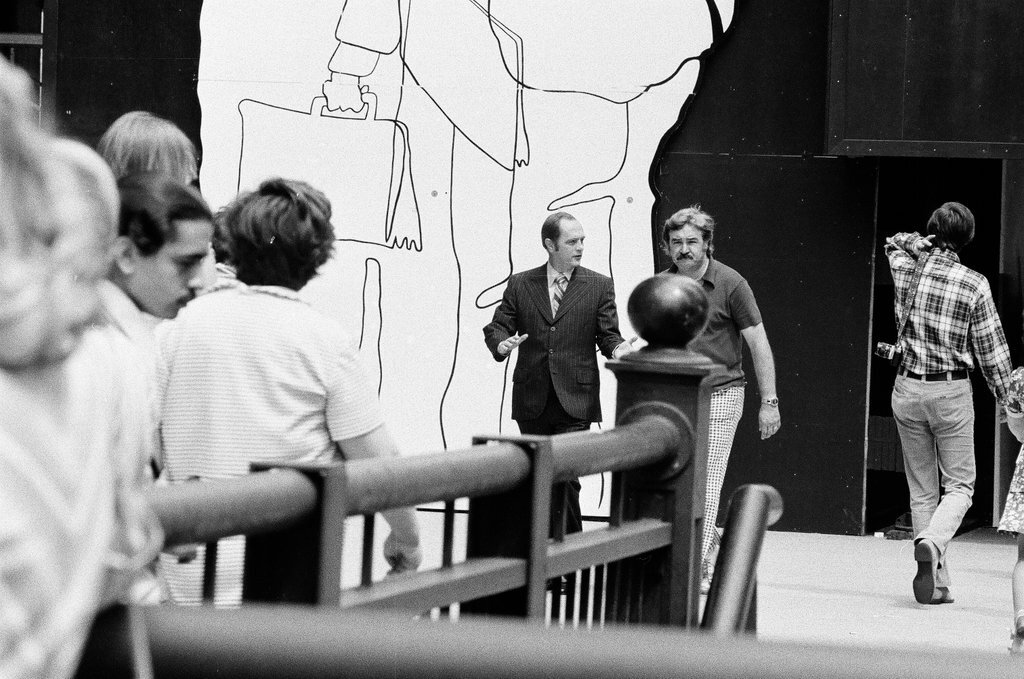 Bob Newhart signing autographs - Jerry Tomaselli for Chicago Sun-Times