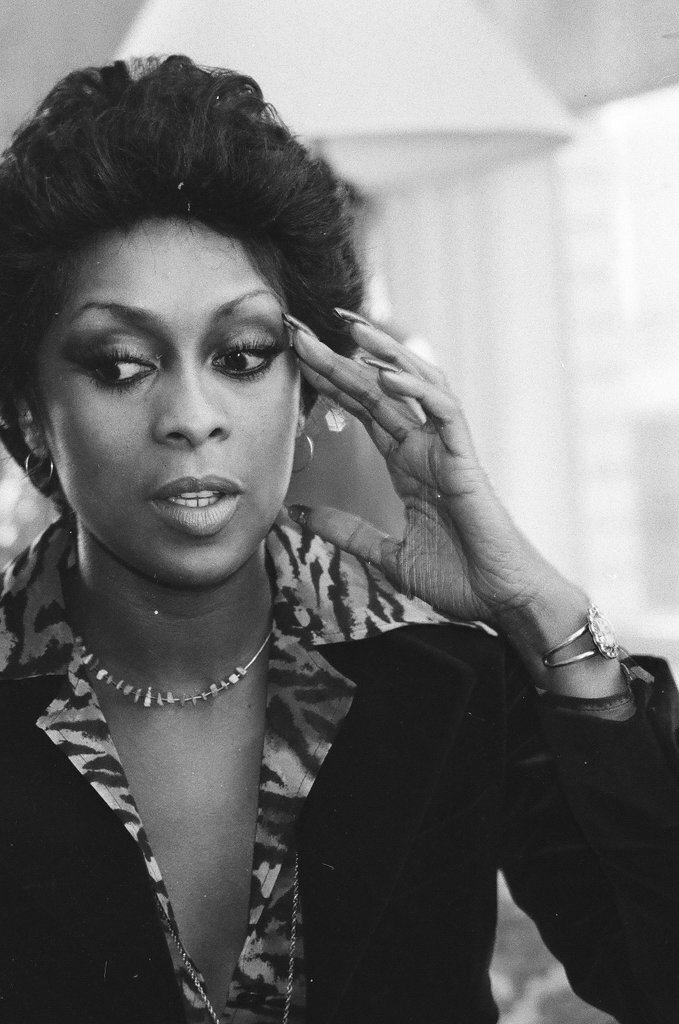 Lola Falana sitting on a couch - Fred Stein for Chicago Daily News