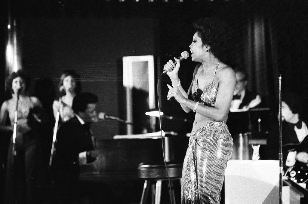 Lola Falana performs at the Blue Max - Randy B. Leffingwell for Chicago Sun-Times