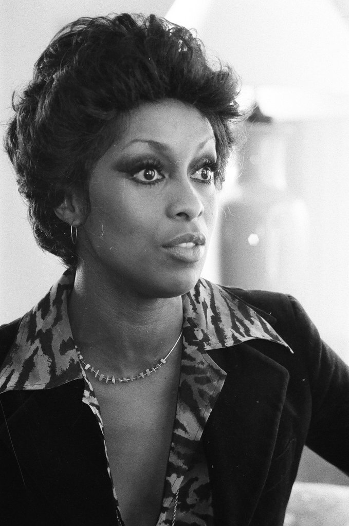 Lola Falana sitting on a couch - Fred Stein for Chicago Daily News