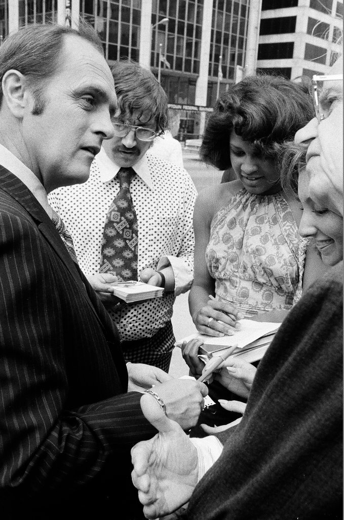 Bob Newhart signing autographs - Jerry Tomaselli for Chicago Sun-Times