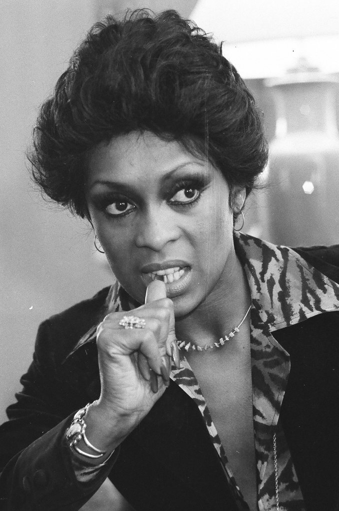 Lola Falana sitting on a couch - Fred Stein for Chicago Daily News