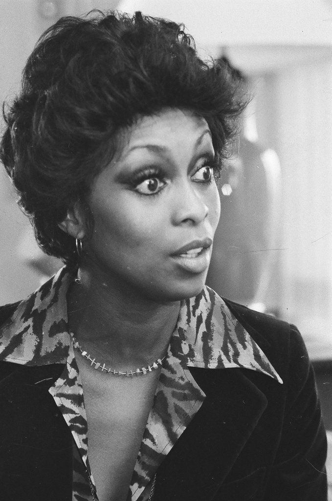 Lola Falana sitting on a couch - Fred Stein for Chicago Daily News