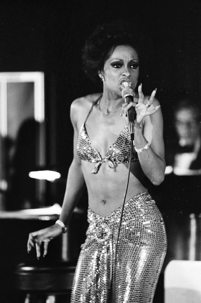 Lola Falana performs at the Blue Max - Randy B. Leffingwell for Chicago Sun-Times