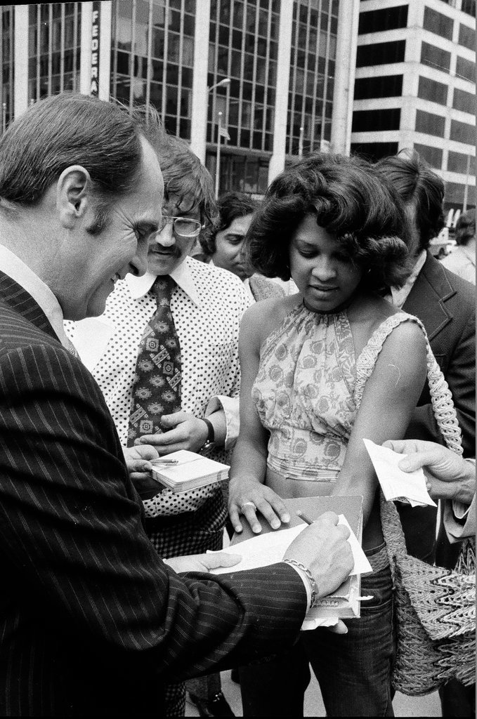 Bob Newhart signing autographs - Jerry Tomaselli for Chicago Sun-Times