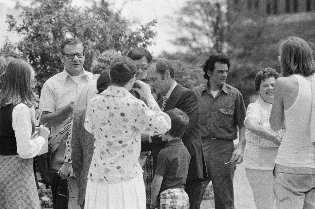 Bob Newhart signing autographs - Jerry Tomaselli for Chicago Sun-Times