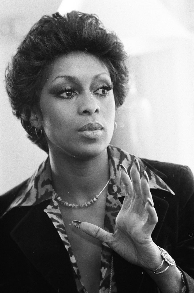 Lola Falana sitting on a couch - Fred Stein for Chicago Daily News