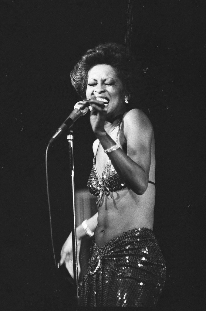 Lola Falana performs at the Blue Max - Randy B. Leffingwell for Chicago Sun-Times