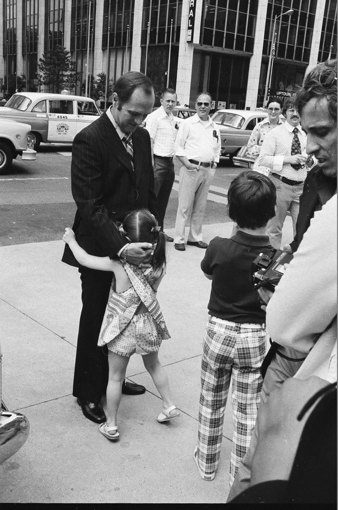Bob Newhart signing autographs - Jerry Tomaselli for Chicago Sun-Times
