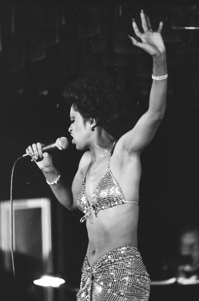 Lola Falana performs at the Blue Max - Randy B. Leffingwell for Chicago Sun-Times