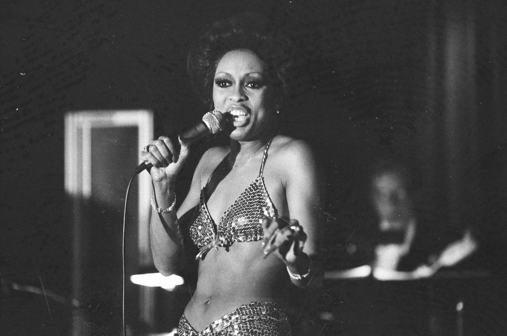 Lola Falana performs at the Blue Max - Randy B. Leffingwell for Chicago Sun-Times